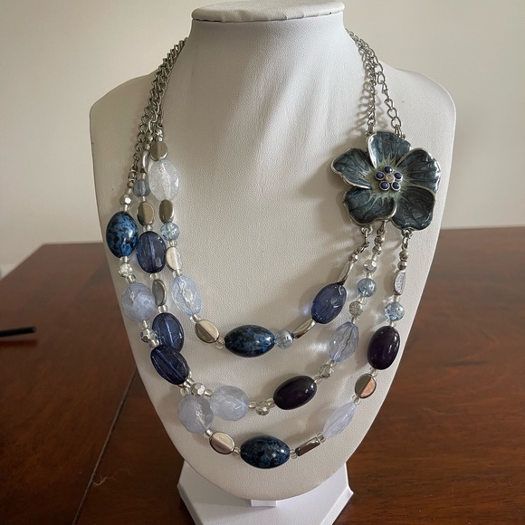 Silver tone and bleu necklace enamelled flower rhinestone lucite beads marked NY - Picture 4 of 4